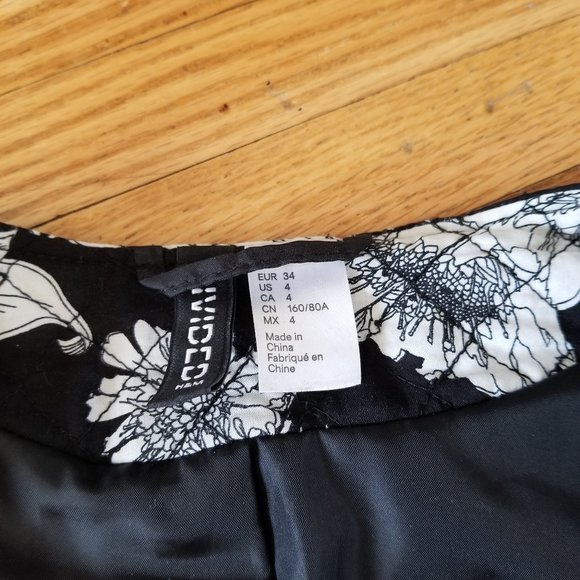 🌸  3/$15 H&M Floral Jacket - Picture 2 of 3